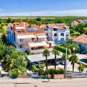 https://guest-house-adria-sveti-filip-i-jakov.hotelinzadar.com