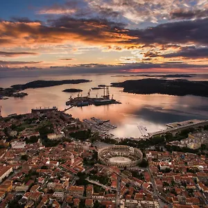 Center With Free Parking **** PUY